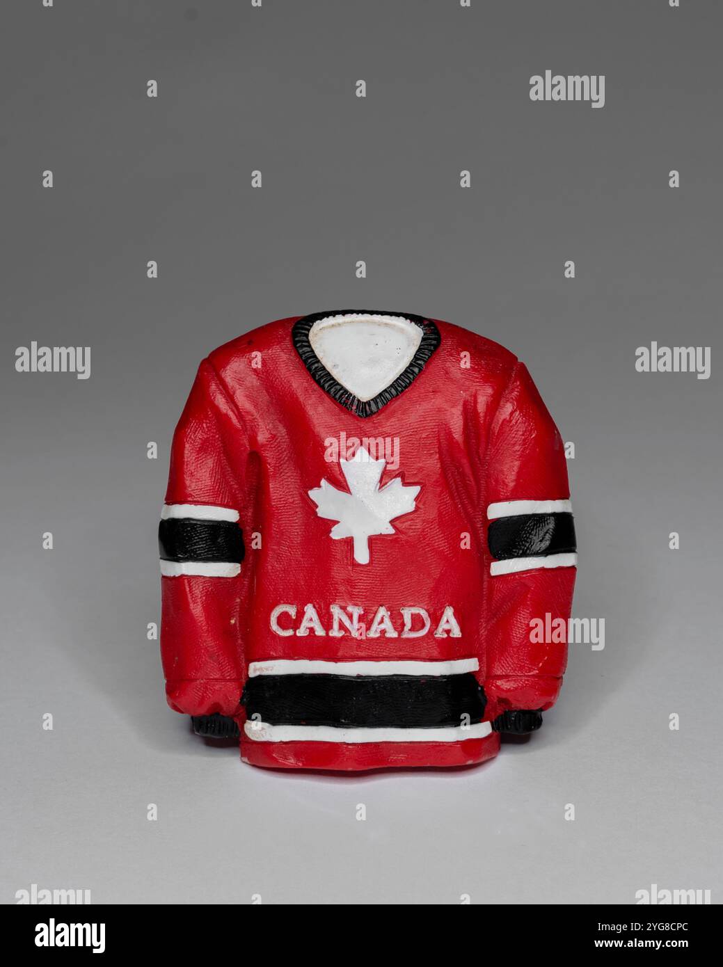 Kanadischer oberster Kühlschrankmagnet auf grauem Hintergrund mit Kopierraum Stockfoto