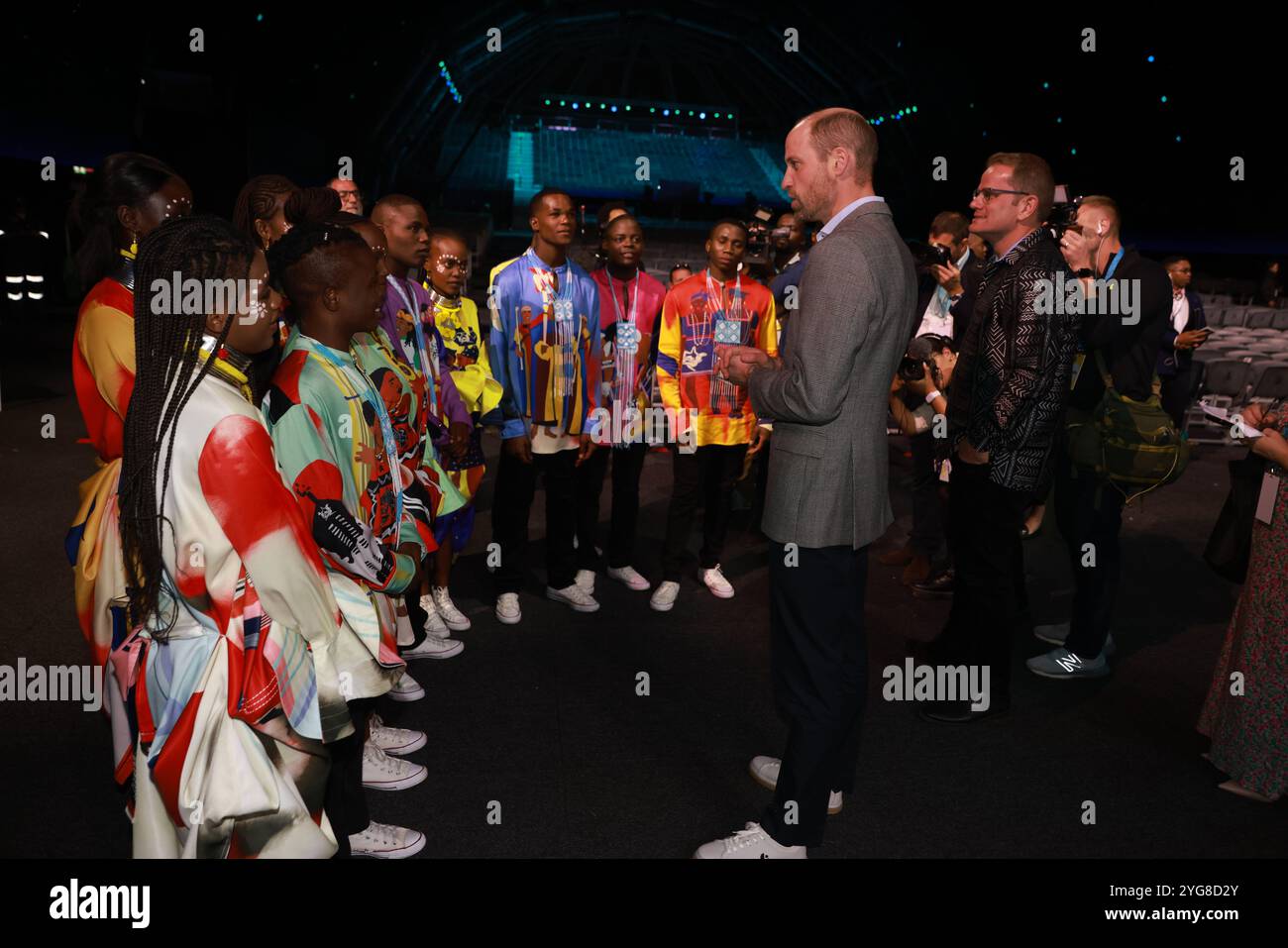 Der Prince of Wales trifft den Ndlovu Youth Choir nach den Earthshot Prize Awards in den Green Point Shared Fields in Kapstadt, am dritten Tag seines Besuchs in Südafrika für die vierten jährlichen Earthshot Prize Awards. Bilddatum: Mittwoch, 6. November 2024. Stockfoto