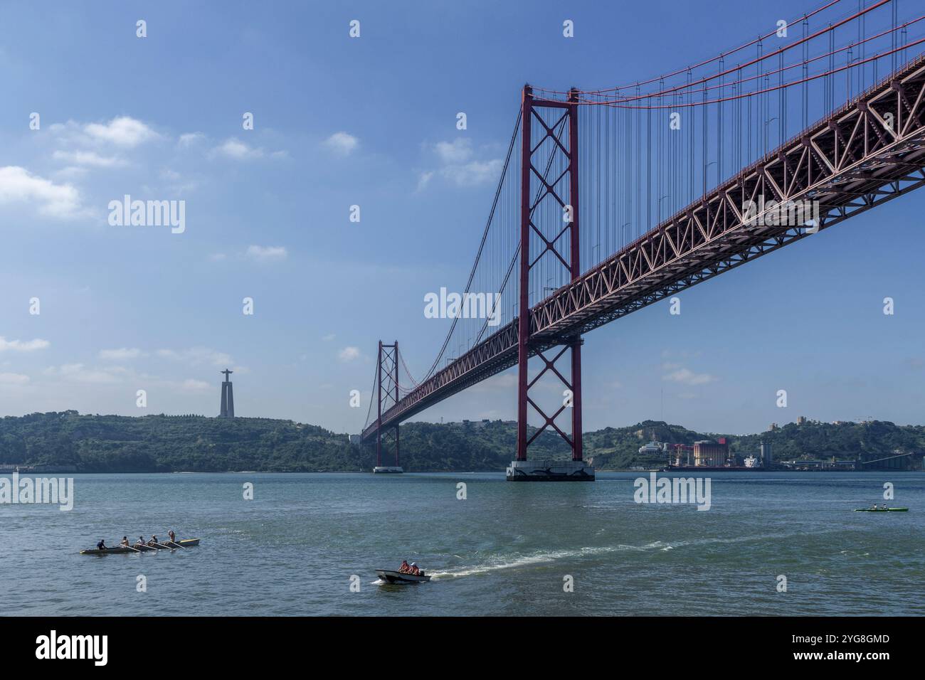 Portugals 25 de Abril Hängebrücke über die Mündung des Tejo in Lissabon und das Nationalheiligtum Christi des Königs in Europa Stockfoto