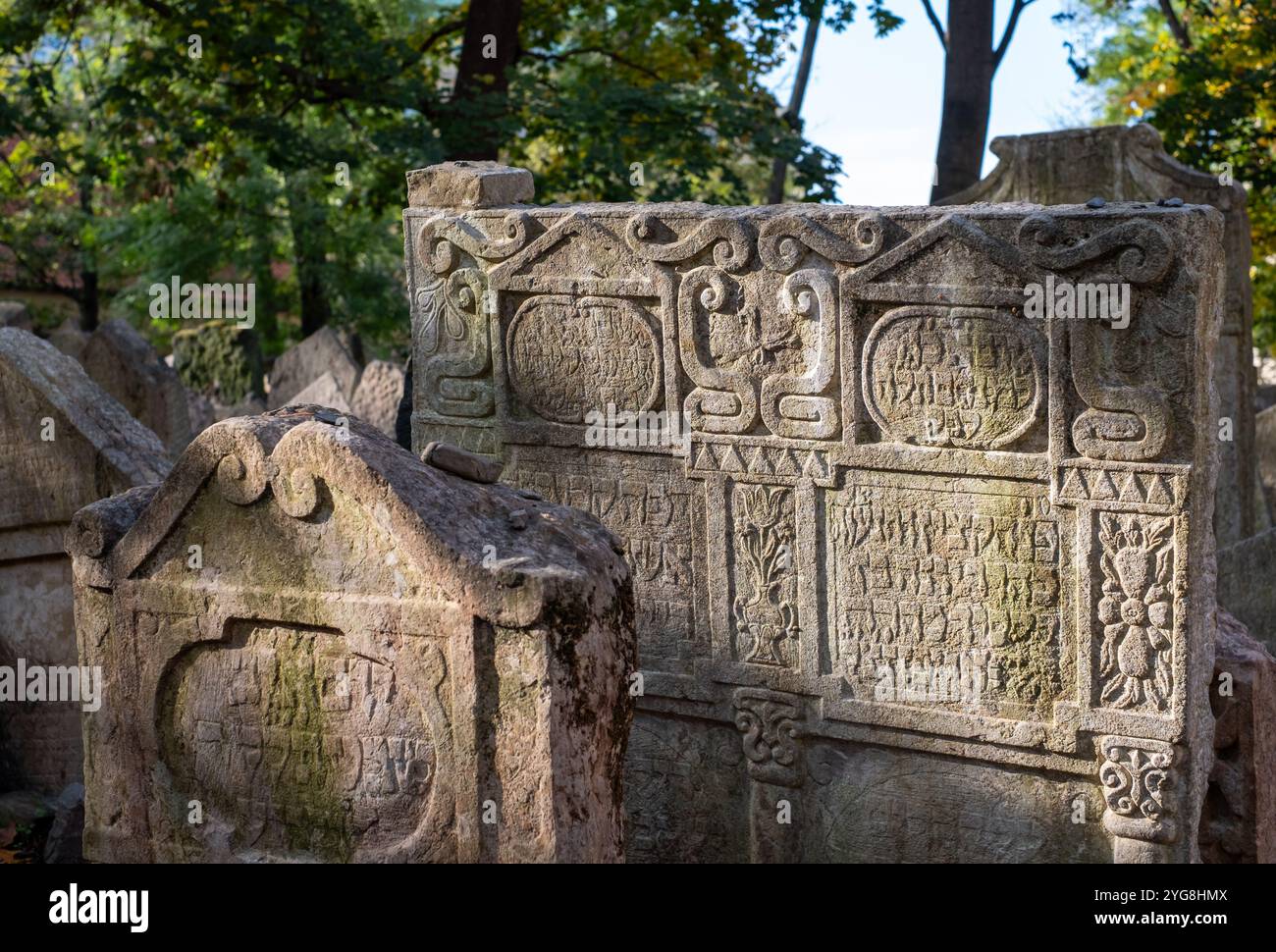 Historische Grabsteine auf dem überfüllten alten jüdischen Friedhof im Prager Ghettobereich in der Tschechischen Republik. Der Platz war begrenzt und die Gräber sind 10 tief. Stockfoto