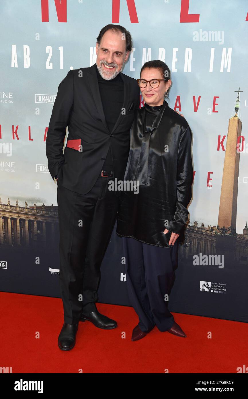 Thomas Loibl, Lisy Christl bei der Deutschlandpremiere von KONKLAVE im Delphi Filmpalast in Berlin am 06.11.2024 *** Thomas Loibl, Lisy Christl bei der Deutschen Premiere von KONKLAVE im Delphi Filmpalast in Berlin am 06 11 2024 Stockfoto