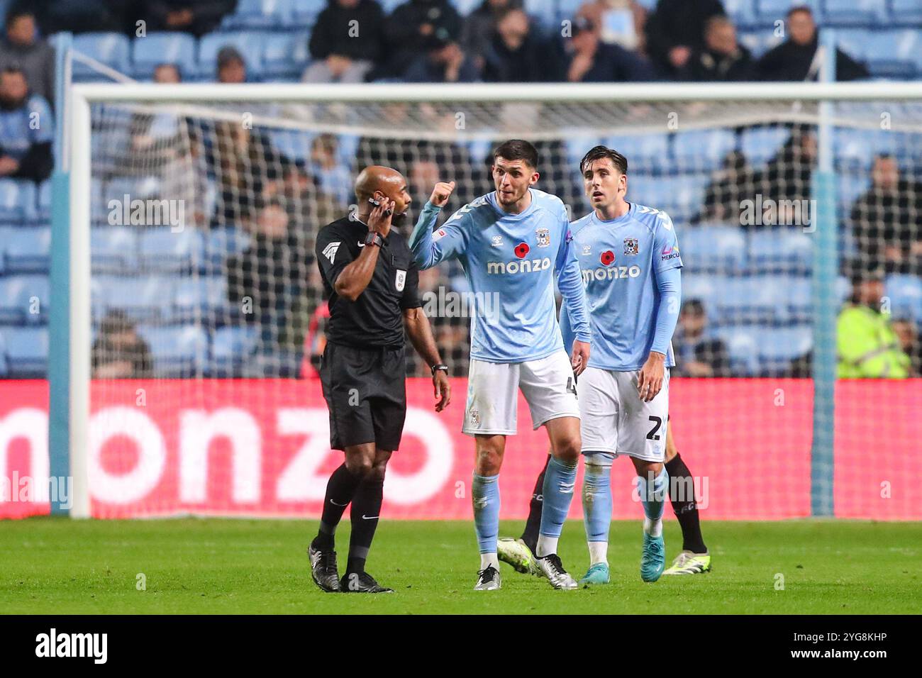 Bobby Thomas von Coventry City appelliert an den Schiedsrichter Sam Allison, nachdem Jerry Yates aus Derby County beim Sky Bet Championship Match Coventry City gegen Derby County in der Coventry Building Society Arena, Coventry, Großbritannien, 6. November 2024 (Foto: Gareth Evans/News Images) Stockfoto