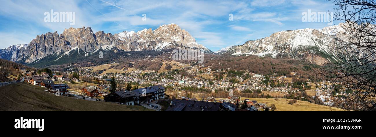 Cortina d’Ampezzo. Berühmtes Skigebiet in den Dolomiten in Italien. Weites Panorama von Stadt, Tal und Cristallo-Berggruppe (monte Cristallo). Stockfoto