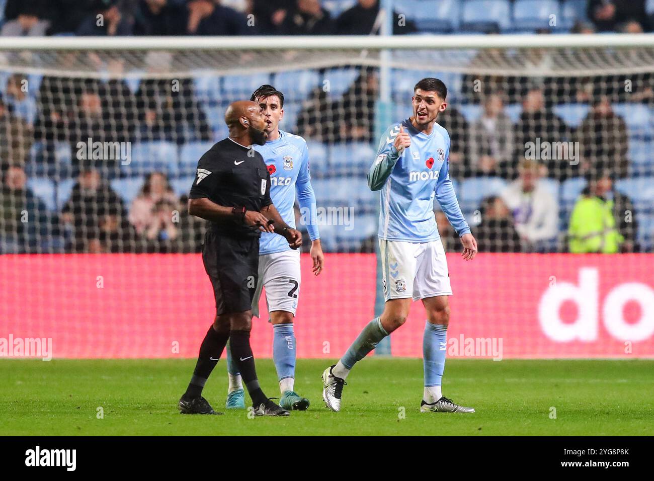Coventry, Großbritannien. November 2024. Bobby Thomas von Coventry City appelliert an den Schiedsrichter Sam Allison, nachdem Jerry Yates von Derby County beim Sky Bet Championship Match Coventry City gegen Derby County in der Coventry Building Society Arena, Coventry, Großbritannien, 6. November 2024 (Foto: Gareth Evans/News Images) in Coventry, Großbritannien, am 6. November 2024. (Foto: Gareth Evans/News Images/SIPA USA) Credit: SIPA USA/Alamy Live News Stockfoto