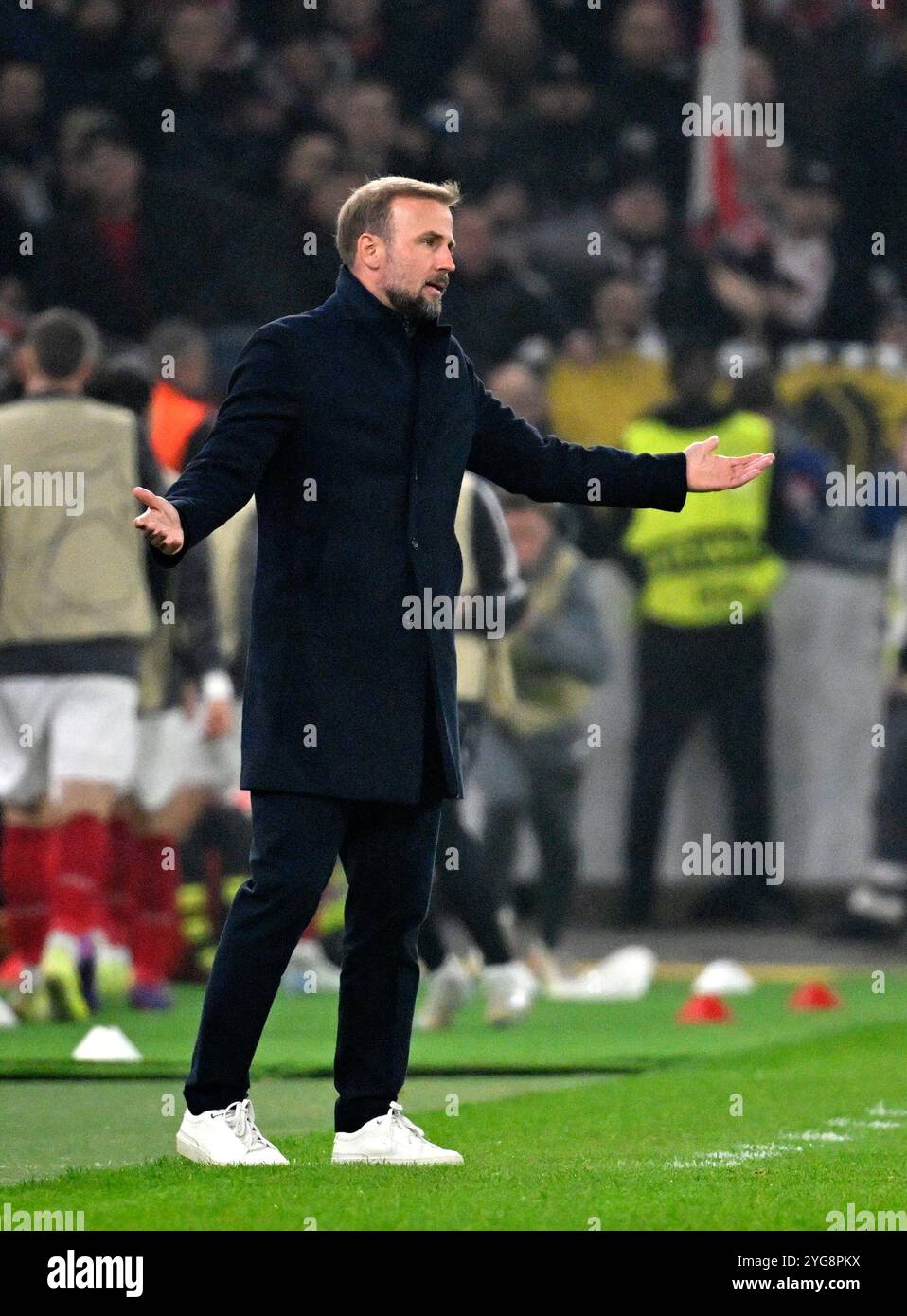 Trainer Sebastian Hoeness VfB Stuttgart Gestik Geste am Spielfeldrand enttaeuscht VfB Stuttgart vs. Atalanta Bergamo, Fussball, UEFA Champions League, Spieltag 4, Saison 2024/2025, 06.11.2024 Foto: Eibner-Pressefoto/Michael Weber Stockfoto