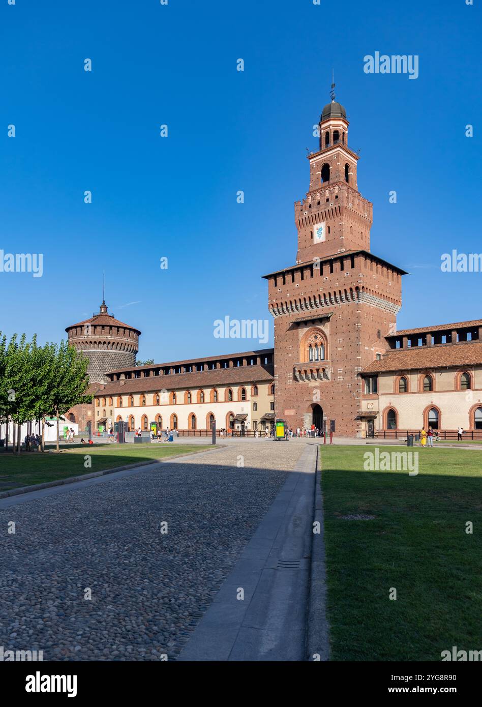 Ein Bild des Filarete-Turms im Hof der Wappen der Burg Sforzesco. Stockfoto