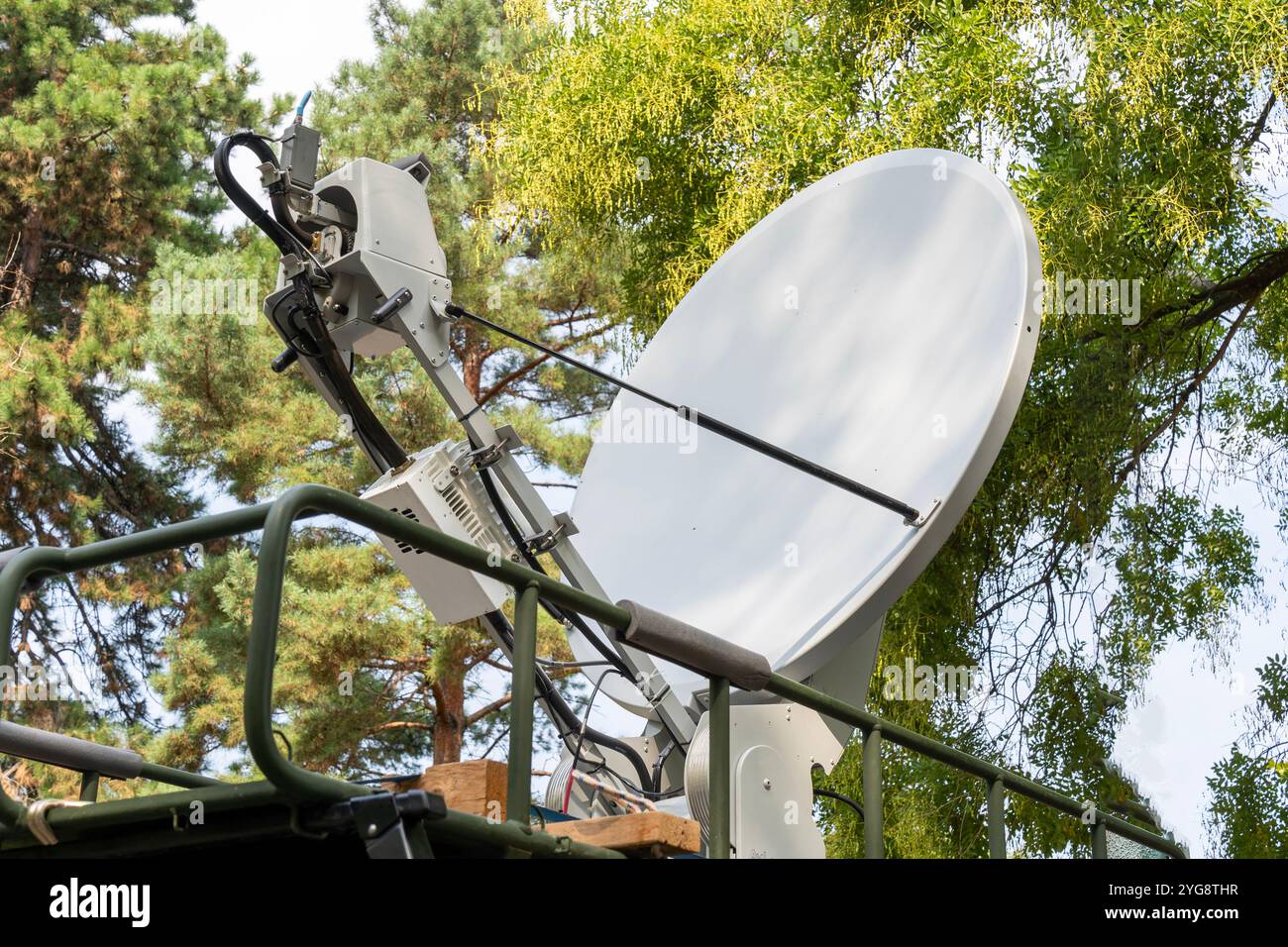 Militärische Satellitenantenne in einem Wald Stockfoto