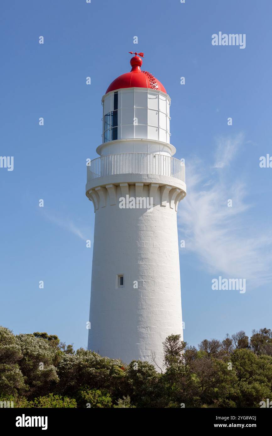 Cape Schanck Lighthouse, Victoria, Australien, mit Blick auf die Küste der Mornington Peninsula an einem sonnigen Tag mit verstreuten Wolken Stockfoto