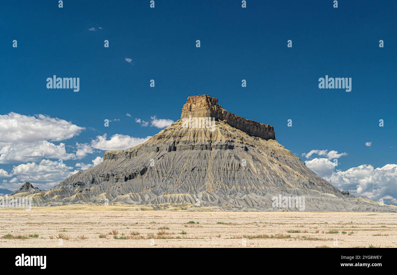 Factory Butte, berühmtes geologisches Wahrzeichen in der Nähe von Hanksville im Süden Utahs Stockfoto