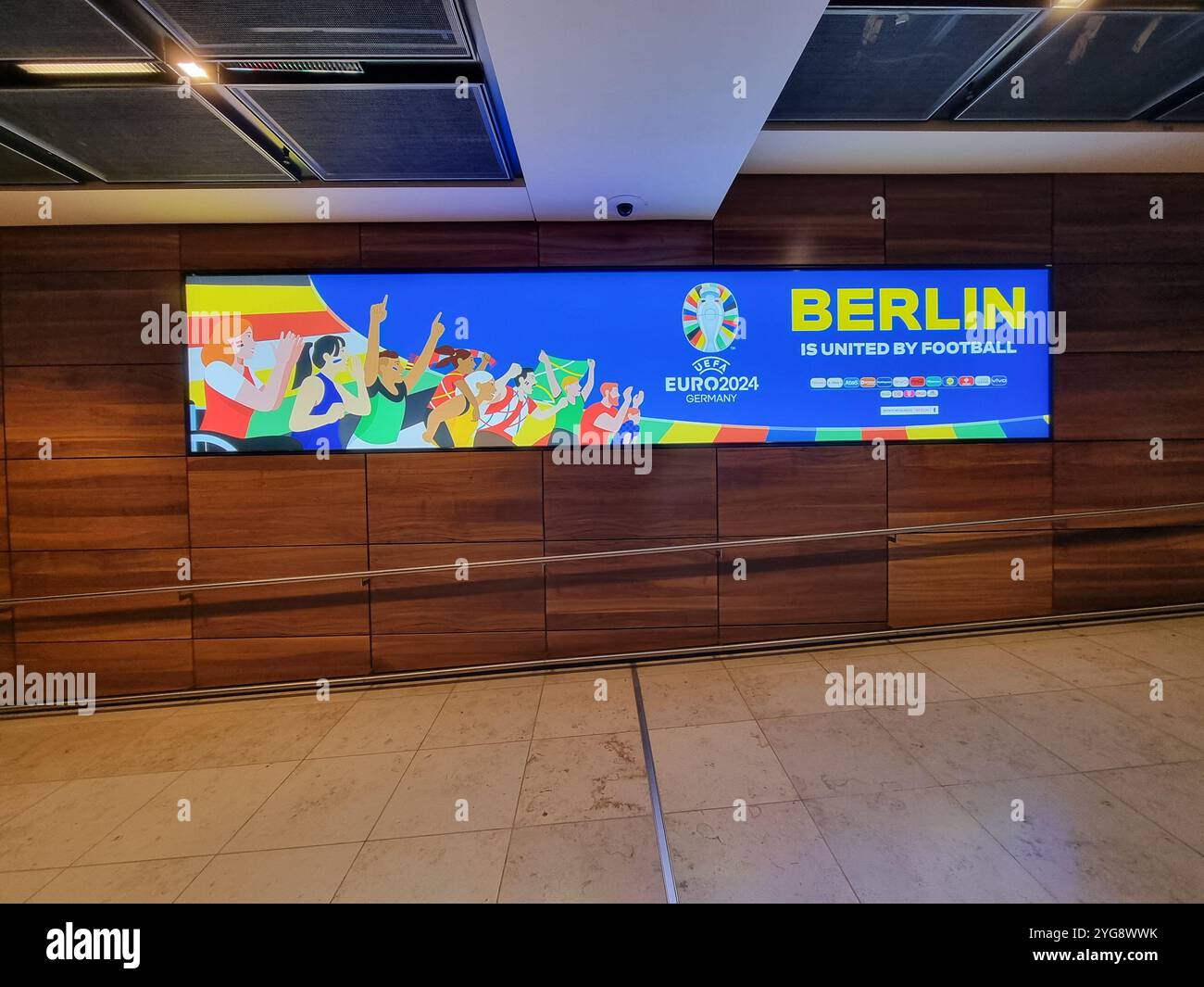 Banner / Display am Flughafen Berlin Brandenburg zur Begrüßung der Besucher der Euro2024; „Berlin ist vereint durch Fußball“ Stockfoto