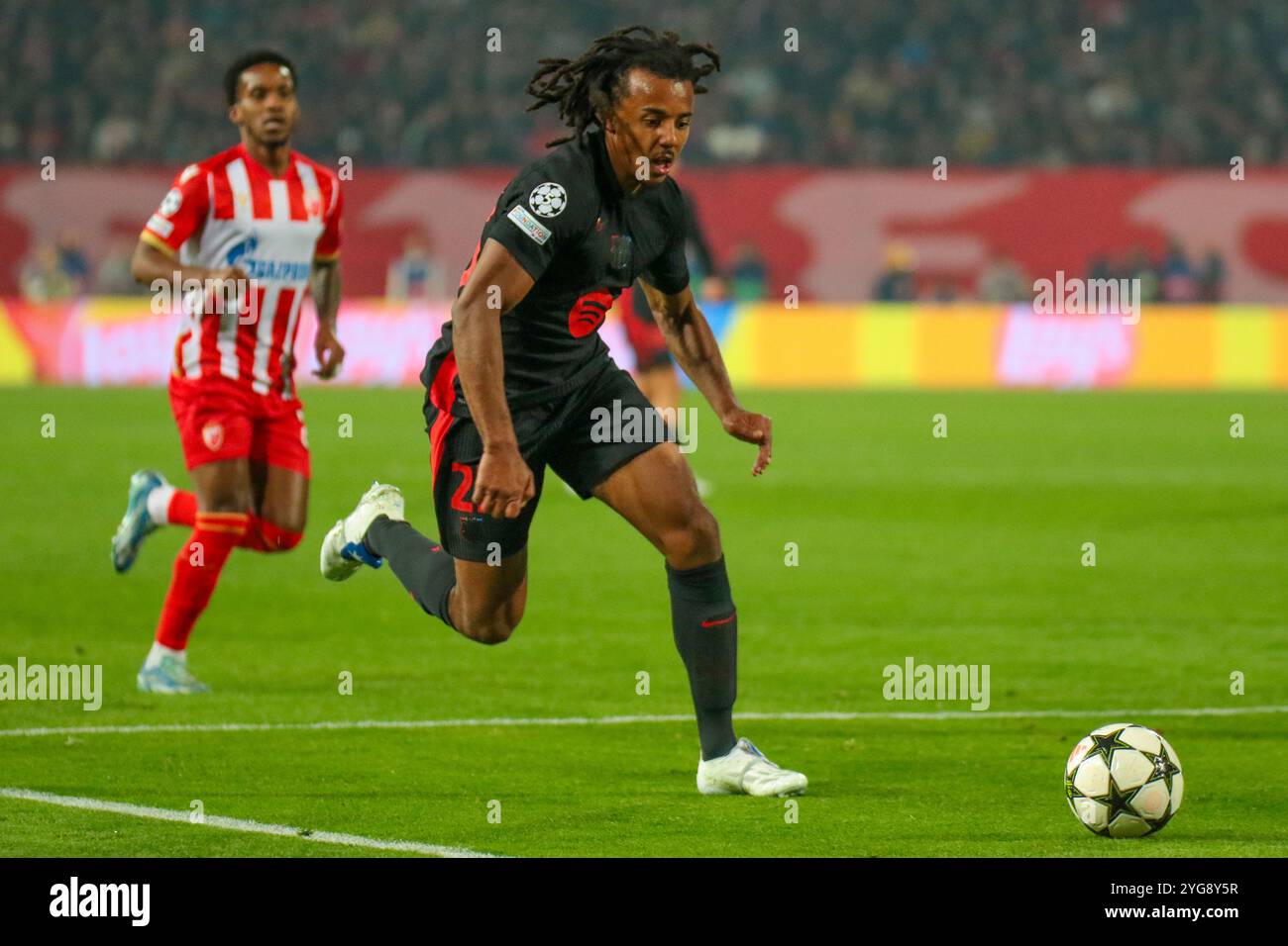 Belgrad, Serbien. November 2024. Jules Kounde aus Barcelona mit dem Ball beim Spiel der UEFA Champions League 2024/25 League Phase MD4 zwischen FK Crvena Zvezda und FC Barcelona im Rajko Mitic Stadium am 06. November 2024. Quelle: Dimitrije Vasiljevic/Alamy Live News Stockfoto