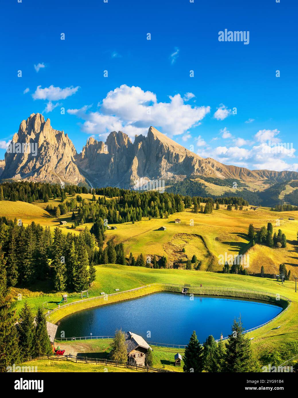 See und Berge bei Sonnenuntergang, Seiser Alm oder Seiser Alm, Dolomiten in den italienischen Alpen. Langkofel- und Sassopiatto-Berge, Südtirol, Italien, Stockfoto