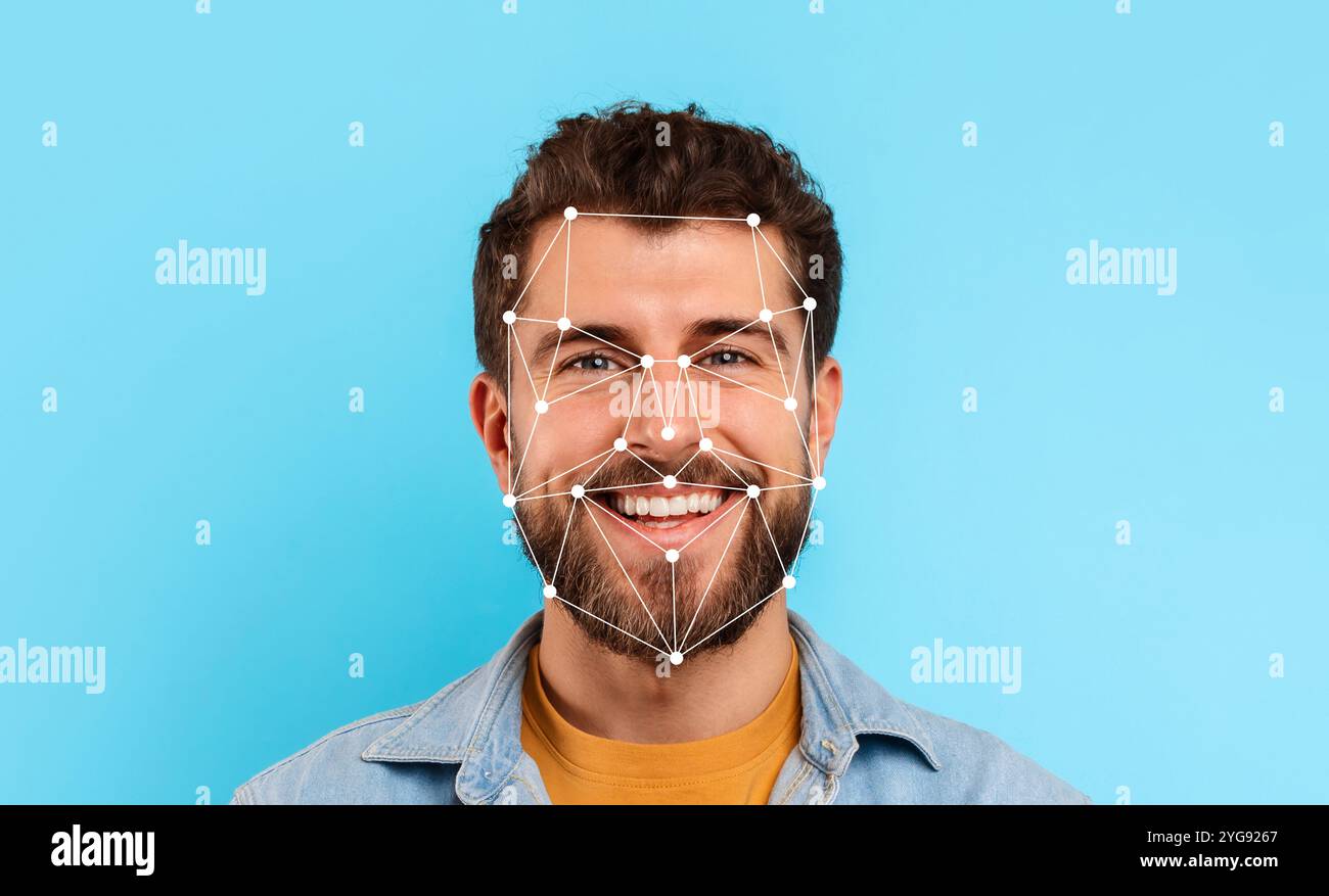 Mann lächelt mit Gesichtslinien auf seinem Gesicht vor blauem Hintergrund Stockfoto