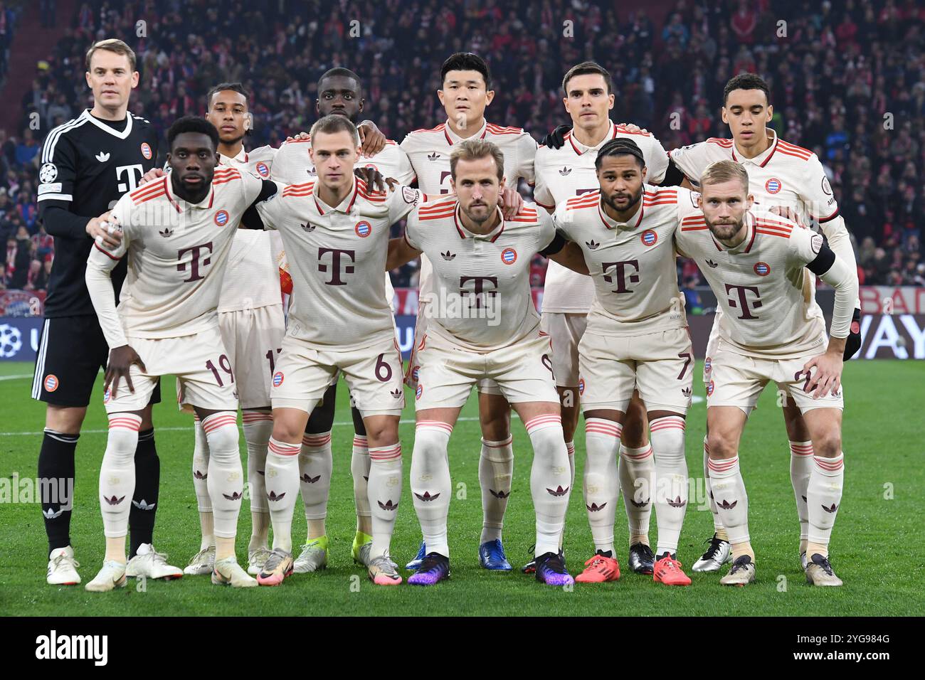München, Deutschland. November 2024. MÜNCHEN, DEUTSCHLAND - 6. NOVEMBER: Teamphoto des FC Bayern München beim Spiel der UEFA Champions League 2024/25 Phase MD4 zwischen dem FC Bayern München und SL Benfica in der Football Arena München am 6. November 2024 in München.241106_SEPA_24_106 - 20241106_PD15284 Credit: APA-PictureDesk/Alamy Live News Stockfoto