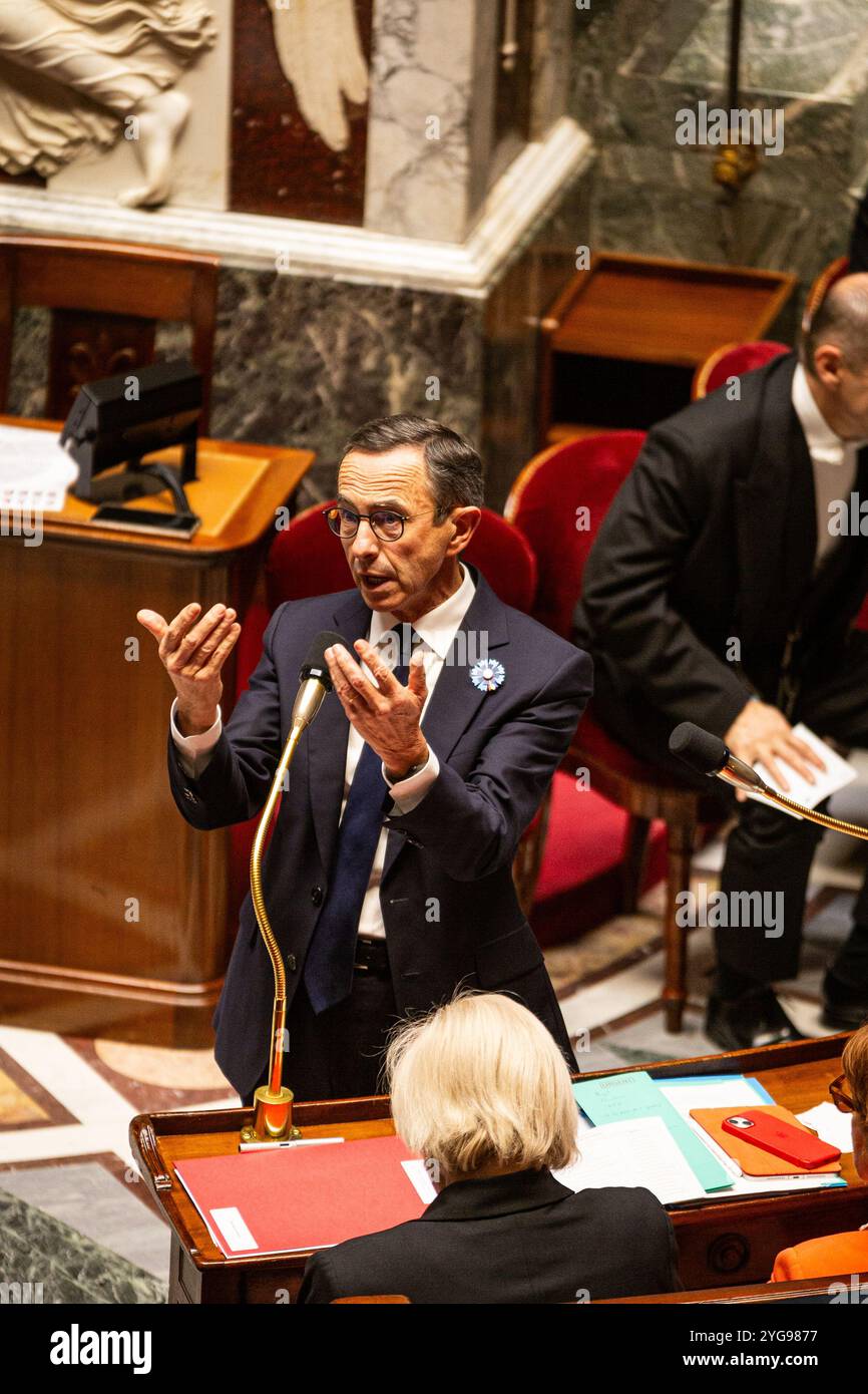 Paris, Frankreich. November 2024. Der Innenminister Bruno Retailleau spricht während der Anfragen an die Regierungssitzung in der Nationalversammlung. Eine wöchentliche Sitzung der Befragung der französischen Regierung findet in der Nationalversammlung im Palais Bourbon in Paris statt. (Foto: Telmo Pinto/SOPA Images/SIPA USA) Credit: SIPA US/Alamy Live News Stockfoto