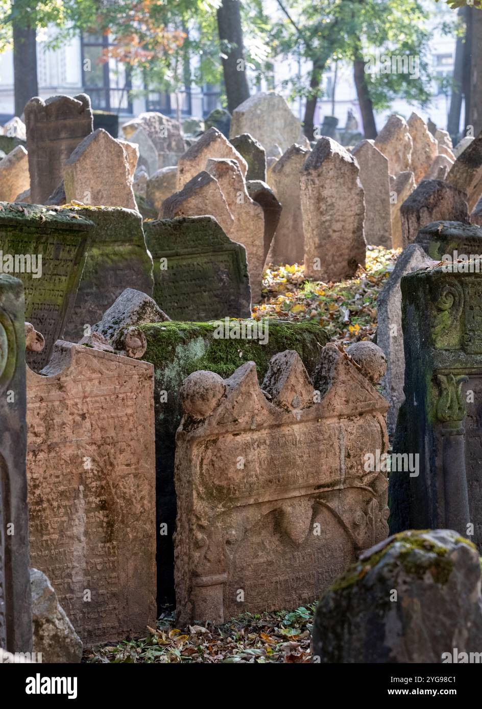 Historische Grabsteine auf dem überfüllten alten jüdischen Friedhof im Prager Ghettobereich in der Tschechischen Republik. Der Platz war begrenzt und die Gräber sind 10 tief. Stockfoto