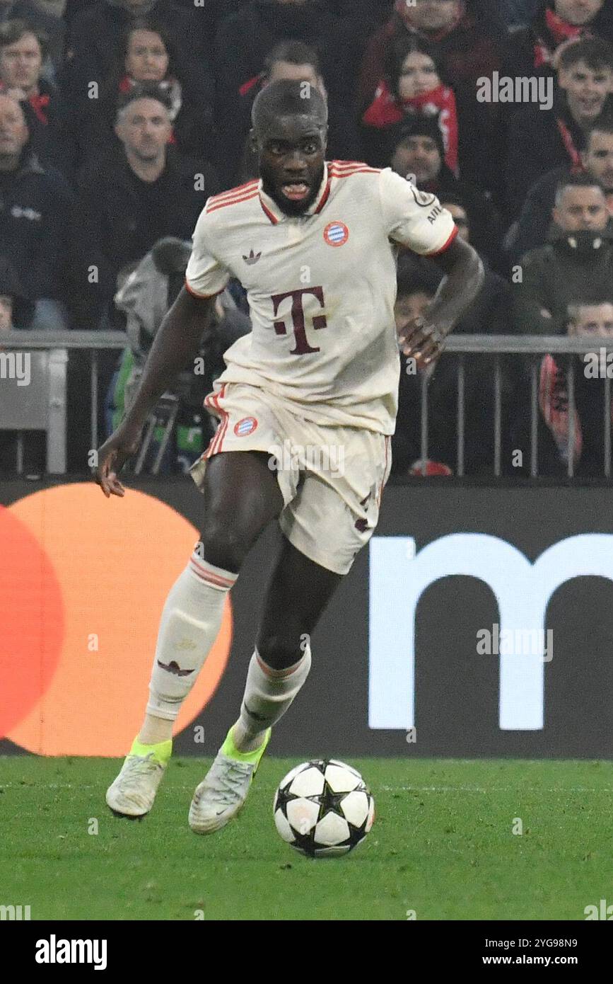 München, Deutschland. November 2024. MÜNCHEN, DEUTSCHLAND - 6. NOVEMBER: Dayot Upamecano von Bayern Muenchen während des MD4-Spiels der UEFA Champions League 2024/25 zwischen dem FC Bayern München und SL Benfica in der Football Arena München am 6. November 2024 in München.241106_SEPA_24_094 - 20241106_PD15312 Credit: APA-PictureDesk/Alamy Live News Stockfoto