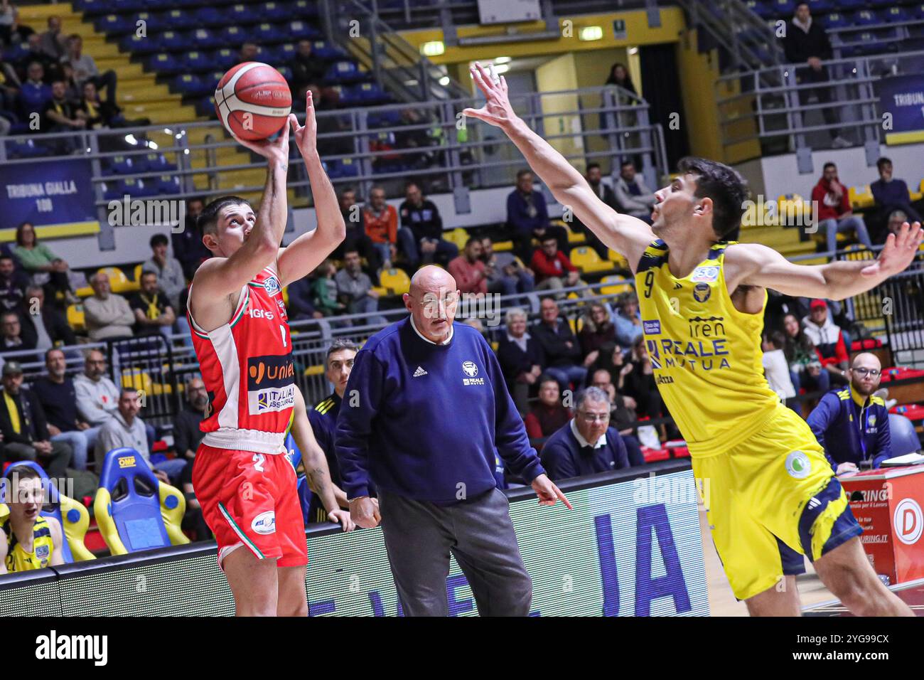 #2 Matteo Parravicini (Unieuro Forli) beim Spiel reale Mutua Torino gegen UniEuro Forli, italienische Basketball Serie A2 Männer in Turin, Italien, 06. November 2024 Stockfoto