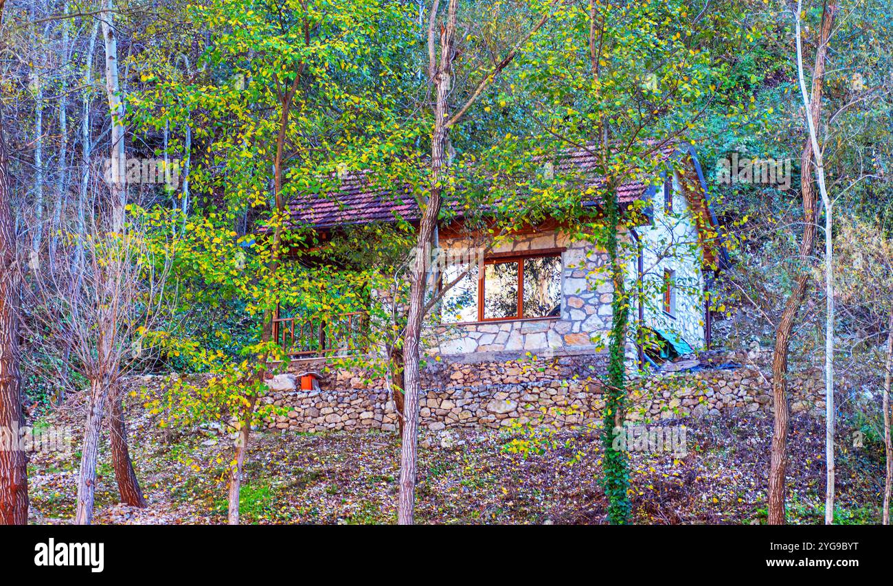 Matka ist der älteste künstliche See in Mazedonien, dessen Stausee 1938 erbaut wurde. Stockfoto