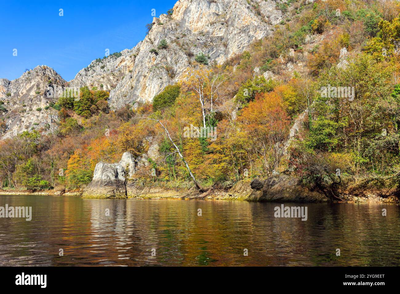 Matka ist der älteste künstliche See in Mazedonien, dessen Stausee 1938 erbaut wurde. Stockfoto
