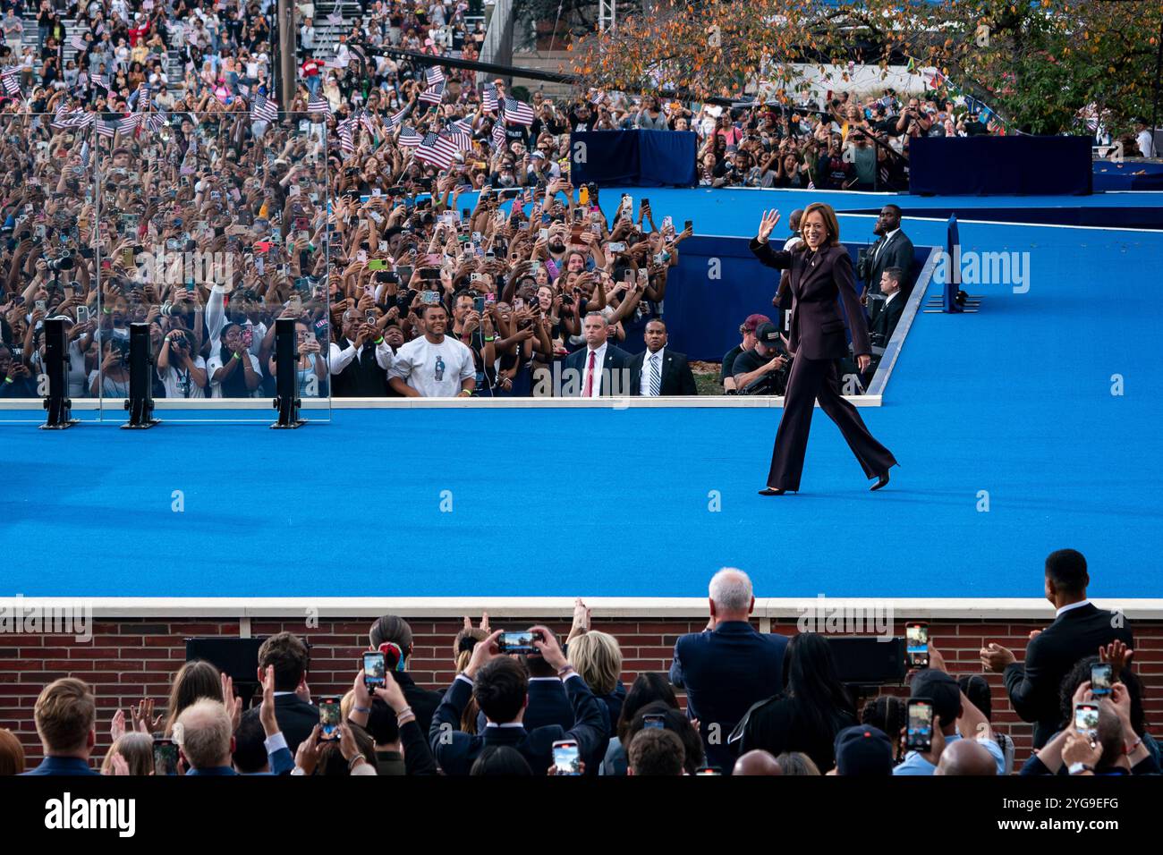 Die demokratische Präsidentschaftskandidatin und Vizepräsidentin Kamala Harris winkt ihrem Amtskollegen Tim Walz (unten, Mitte) und ihren Unterstützern zu, bevor sie am Mittwoch, den 6. November 2024, eine Konzessionsrede hält, die am Tag nach dem Kamala Harris Wahlabend für die US-Präsidentschaftswahlen 2024 an der Howard University in Washington, DC stattfindet. Donald J. Trump gewann die Präsidentschaft am frühen Mittwochmorgen gegen die demokratische Kandidatin Kamala Harris. Harris rief Trump am Mittwoch an, um ihm zum Sieg bei den Präsidentschaftswahlen zu gratulieren. Foto: Bonnie Cash/UPI Stockfoto