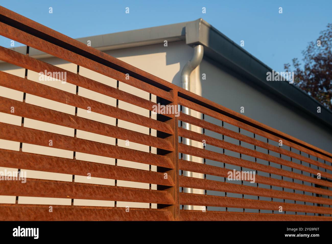 corten-Stahlgitter, geeignet für zeitgenössische Architekturprojekte, für industrielles Design und Beständigkeit gegen atmosphärische Einflüsse. Beispiel für ein modernes d Stockfoto