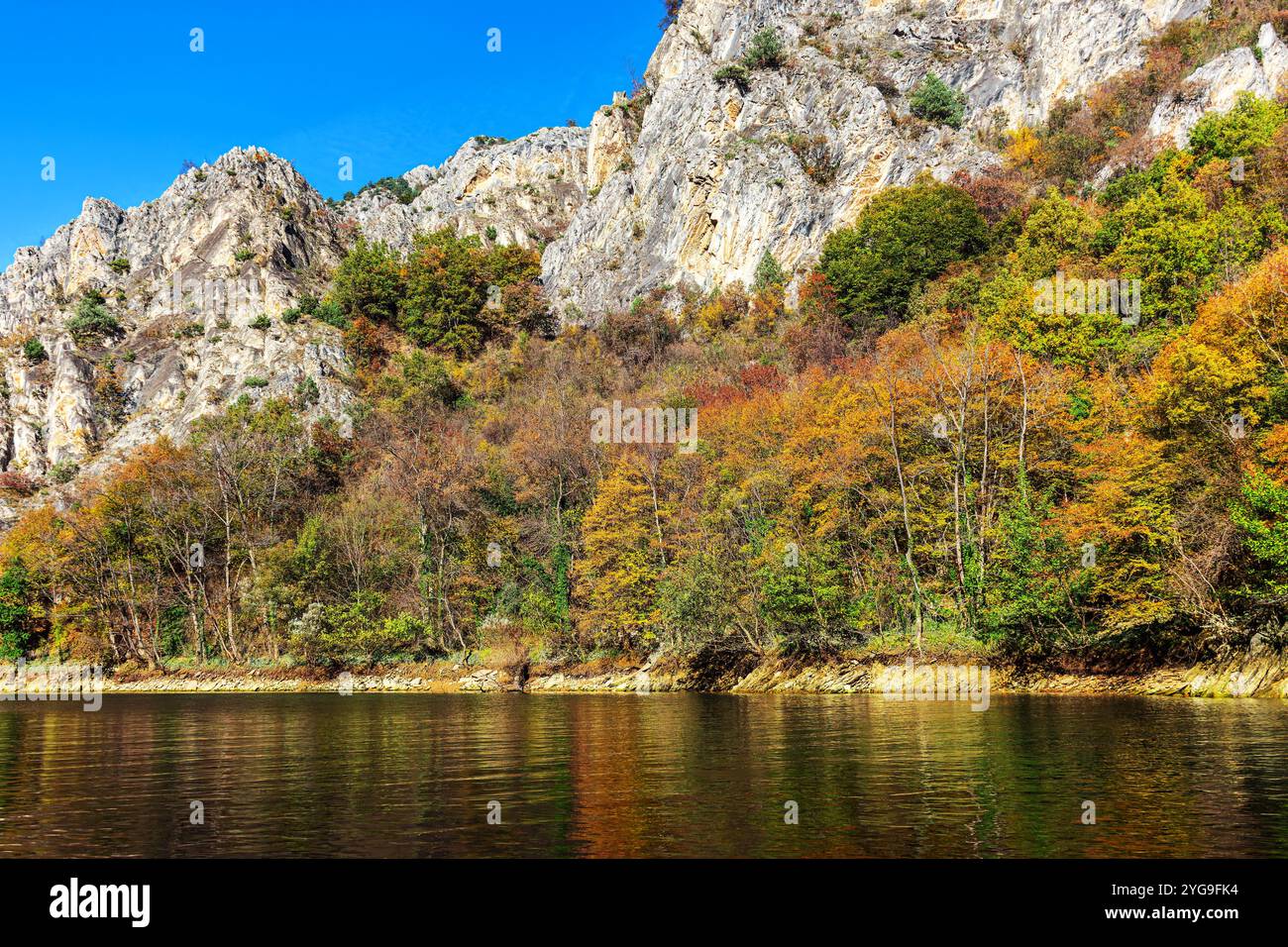 Matka ist der älteste künstliche See in Mazedonien, dessen Stausee 1938 erbaut wurde. Stockfoto