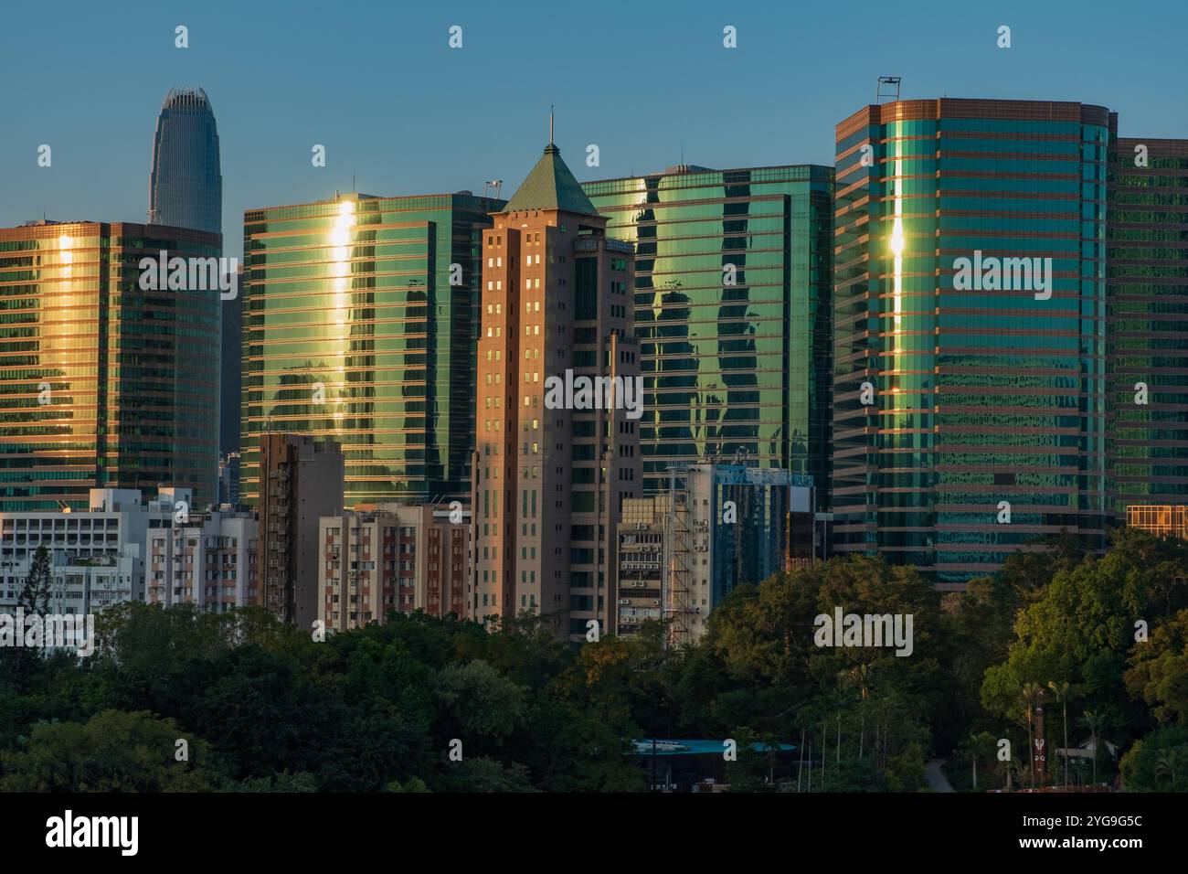 Sonnenaufgang über dem Kowloon Park, wo das pulsierende Stadtleben auf ruhige Grünflächen trifft und das Wesen der urbanen Harmonie fängt Stockfoto Sonnenaufgang über dem Kowloon Park, wo das pulsierende Stadtleben auf ruhige Grünflächen trifft und das Wesen der urbanen Harmonie fängt Stockfoto