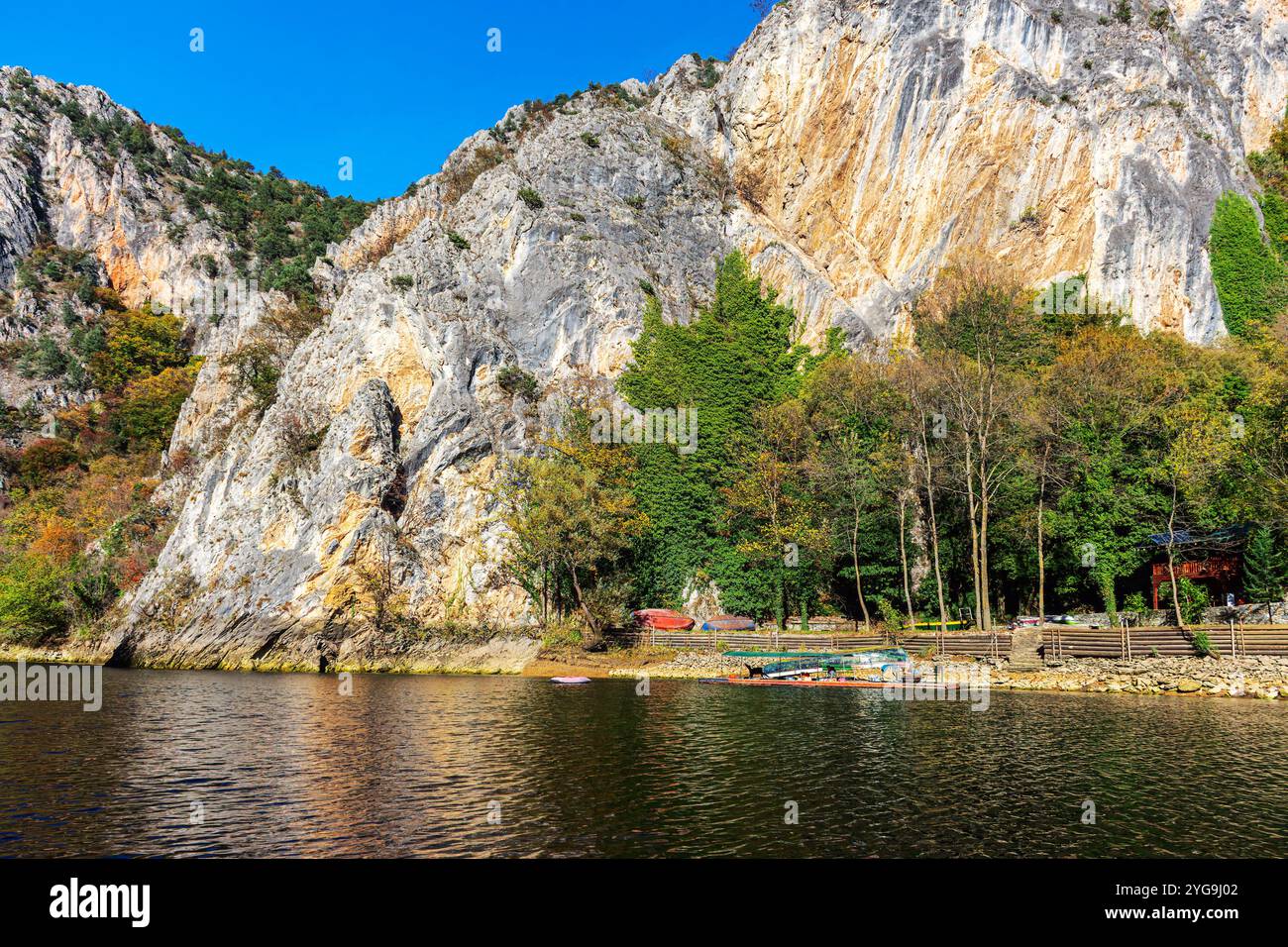 Matka ist der älteste künstliche See in Mazedonien, dessen Stausee 1938 erbaut wurde. Stockfoto