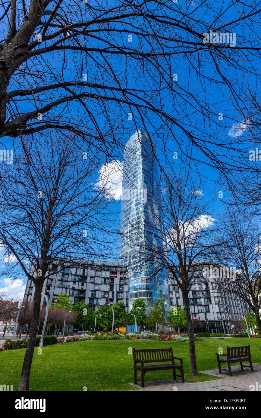 Bilbao, Baskenland, Spanien - april, 03, 2024 - Hauptquartier des Iberdrola Tower. Der Turm wurde 2011 vom Architekten Caesar Pelli entworfen. Stockfoto