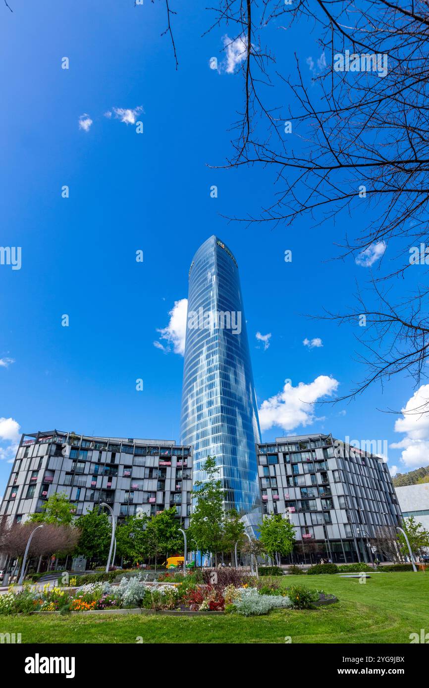 Bilbao, Baskenland, Spanien - april, 03, 2024 - Hauptquartier des Iberdrola Tower. Der Turm wurde 2011 vom Architekten Caesar Pelli entworfen. Stockfoto