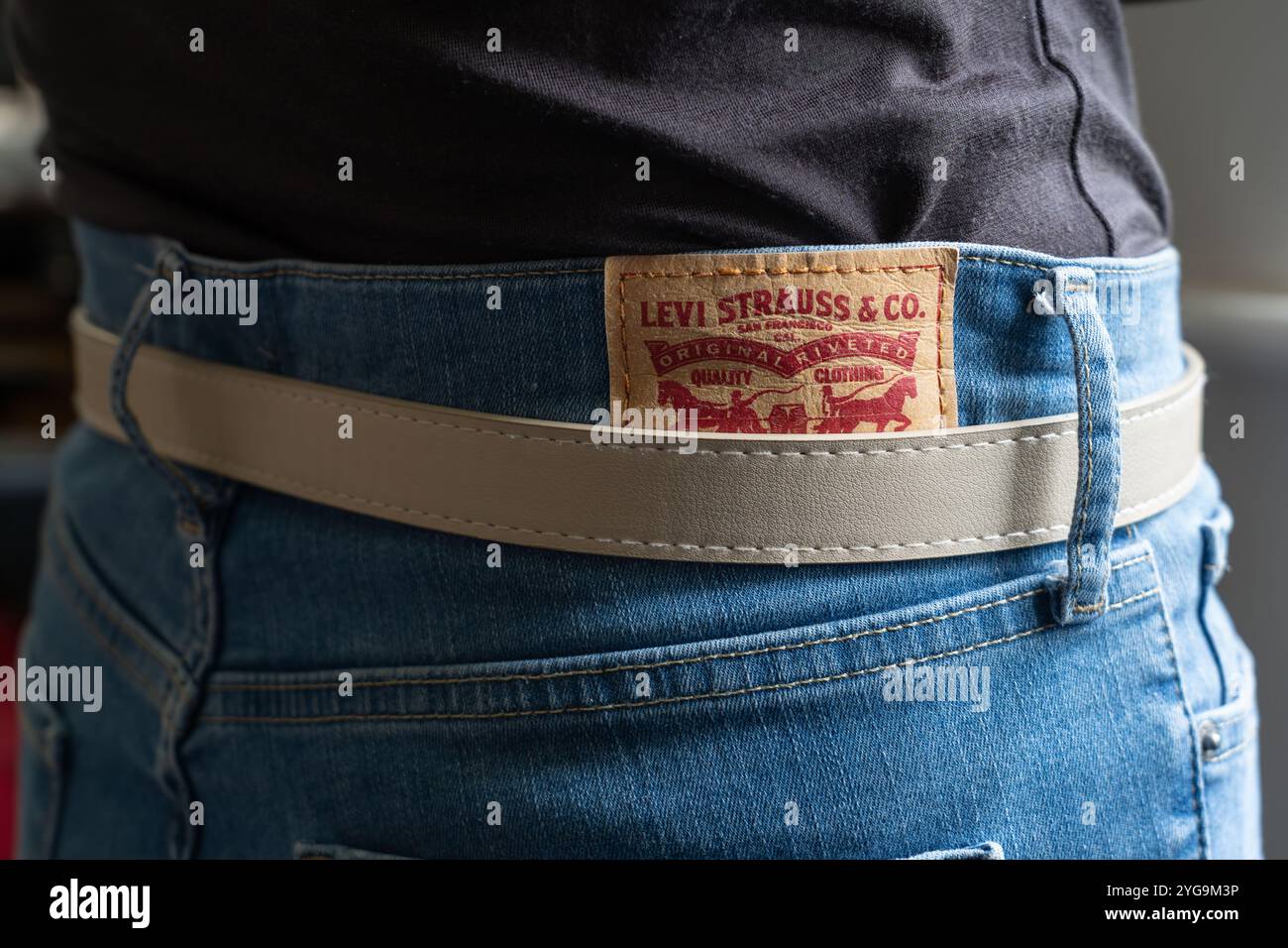 Eine Frau, die traditionelle blaue Jeans Levi Strauss trägt (Levi's) mit einem Markenlabel auf der Rückseite mit dem Original-Logo von 1892 bis 1925 Stockfoto