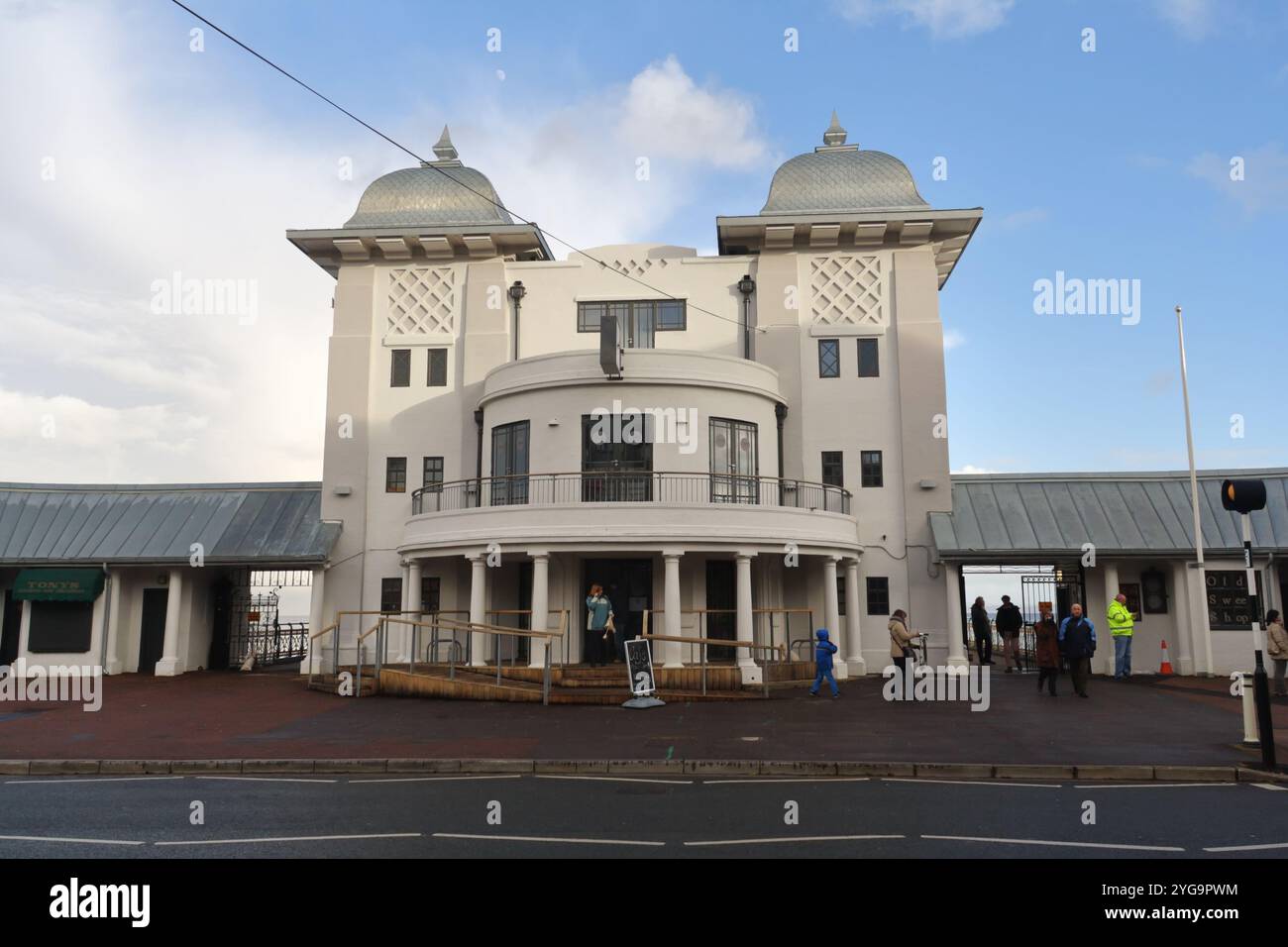 Renovierter Penarth Pier, Pavilion Wales UK walisische Küste britische Küste, Klasse 2 denkmalgeschützte Gebäude Art Deco Architektur Stockfoto