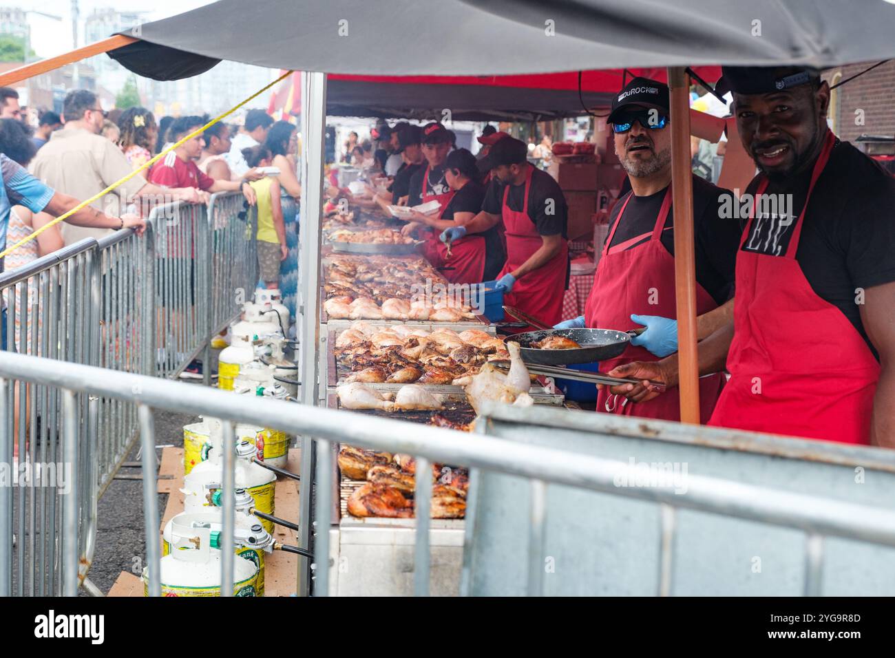 Essen für die Menschen beim Salsa on St. Cliar Street Festival vorbereiten. Diese fiesta bietet erstklassige lateinische Musik, authentische Küche und Ltio-Kultur. Stockfoto