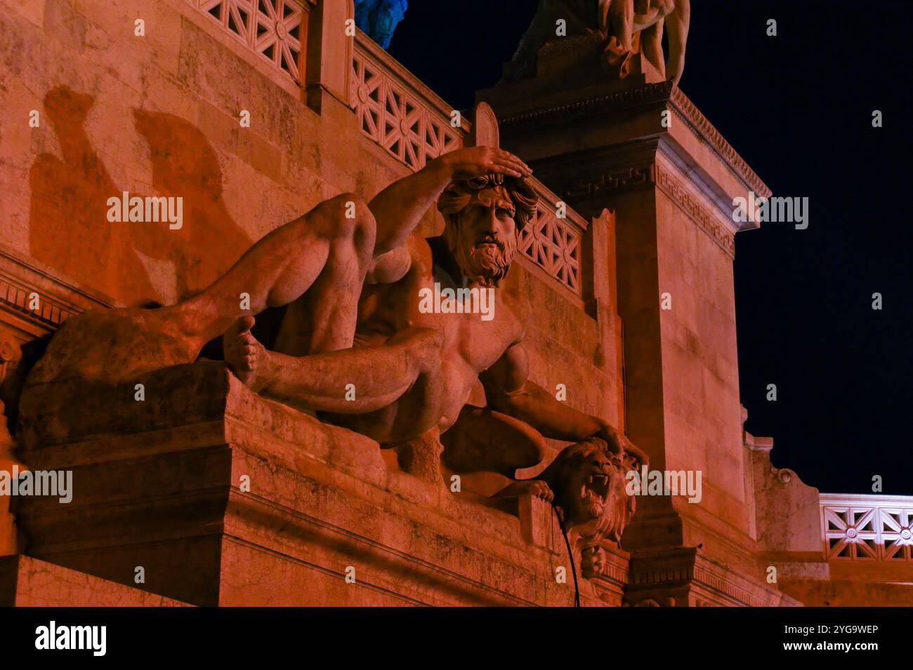 Das Steinskulpturfragment des Victor Emmanuel II. Monuments auf der Piazza Venezia in Rom, Italien Stockfoto