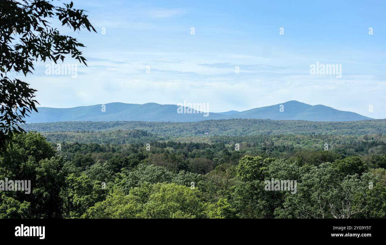 Wunderschöner Blick auf den Slide Mountain in den catskill Mountains im Norden von New york (hudson Valley Mountain vista mit natürlichem Rahmen aus Baumblättern) blau Stockfoto