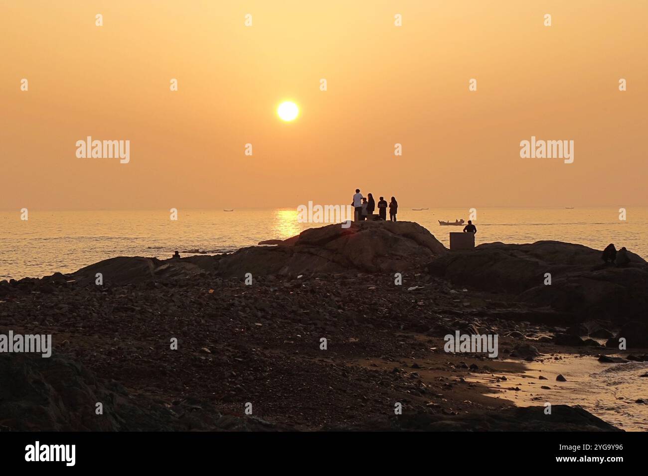 QINGDAO, CHINA - 3. NOVEMBER 2024 - Blick auf den Strand bei Sonnenaufgang in Qingdao, Provinz Shandong, China, 3. November 2024. Stockfoto