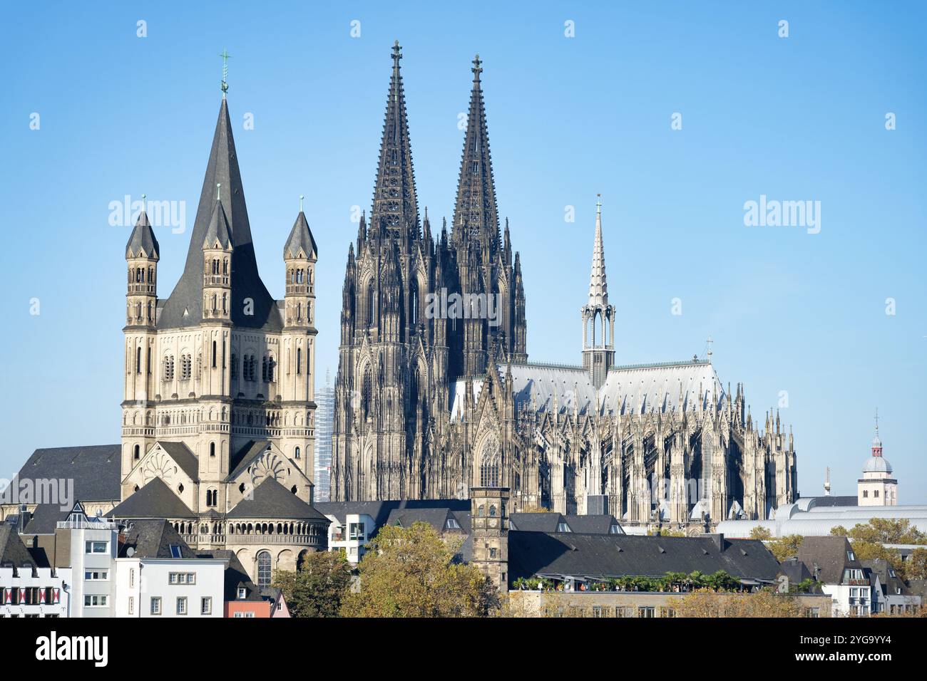 Die beiden markantesten Wahrzeichen des kölner rheinpanoramas sind die große St.-Martin-Kirche und der kölner Dom Stockfoto