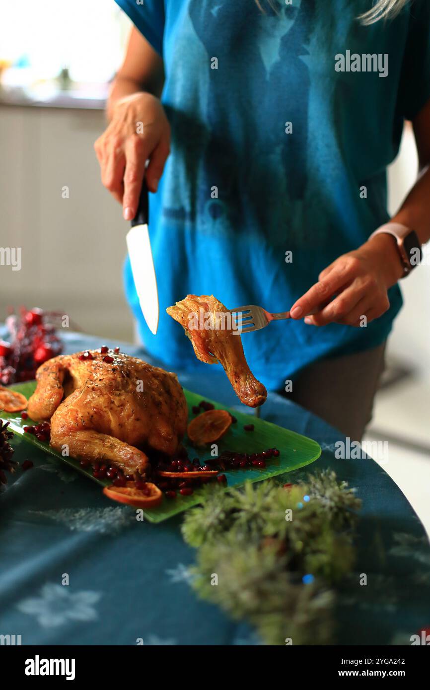 Schnitzerei eines wunderschön gerösteten truthahns, ein Herzstück des Weihnachtsfestes. Dieser Moment spiegelt die geliebten Traditionen der Feiertagskost und die W Stockfoto