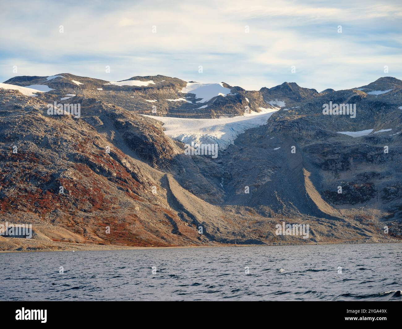 Gletscher und seine Endmoräne aus dem 19. Jahrhundert und dem Ende der kleinen Eiszeit. Ikasartivaq Fjord. Ammassalik in Grönland. Stockfoto