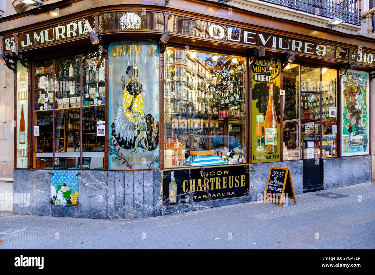 Queviures Múrria Shop, 1898 Vintage Supermarkt von Ramon Casas, Modernista Delikatessengeschäft, Eixample Viertel, Barcelona, Spanien Stockfoto