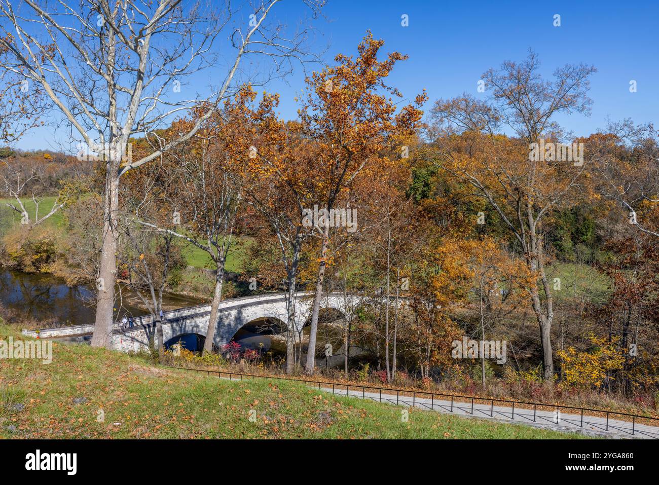 Historische Burnside Bridge über Antietam Creek im Herbst, Schauplatz der Schlacht im Bürgerkrieg, Antietam National Battlefield, Sharpsburg, Maryland Stockfoto