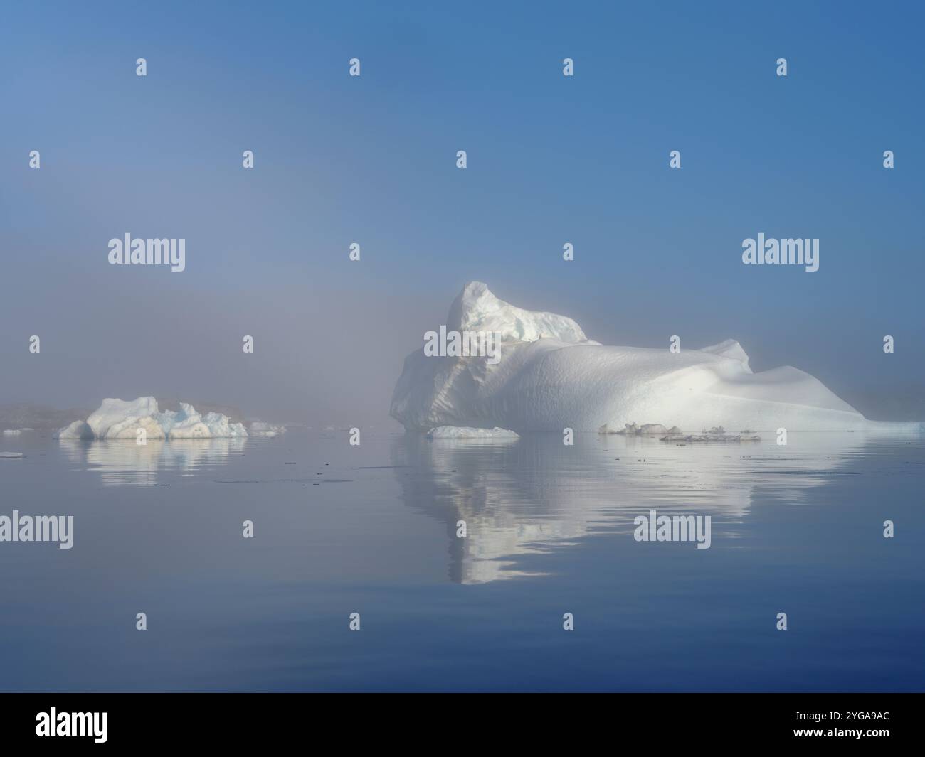 Landschaft mit Eisbergen im Sermilik (Sermiligaaaq)-Eisfjord in Ostgrönland. Ammassalik, Dänisches Gebiet. Stockfoto