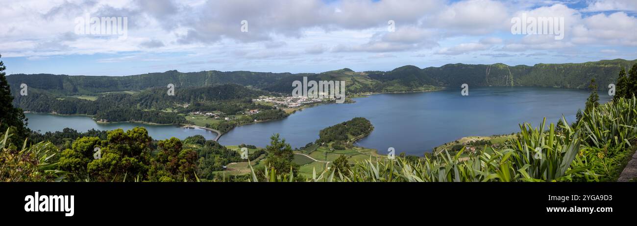 Blick auf Lagoa Azul und Lagoa Verde in der Caldera Sete Cidadas von Miradouro do Cerrado das Freiras, Sete Cidades, Sao Miguel Island, Azoren Stockfoto