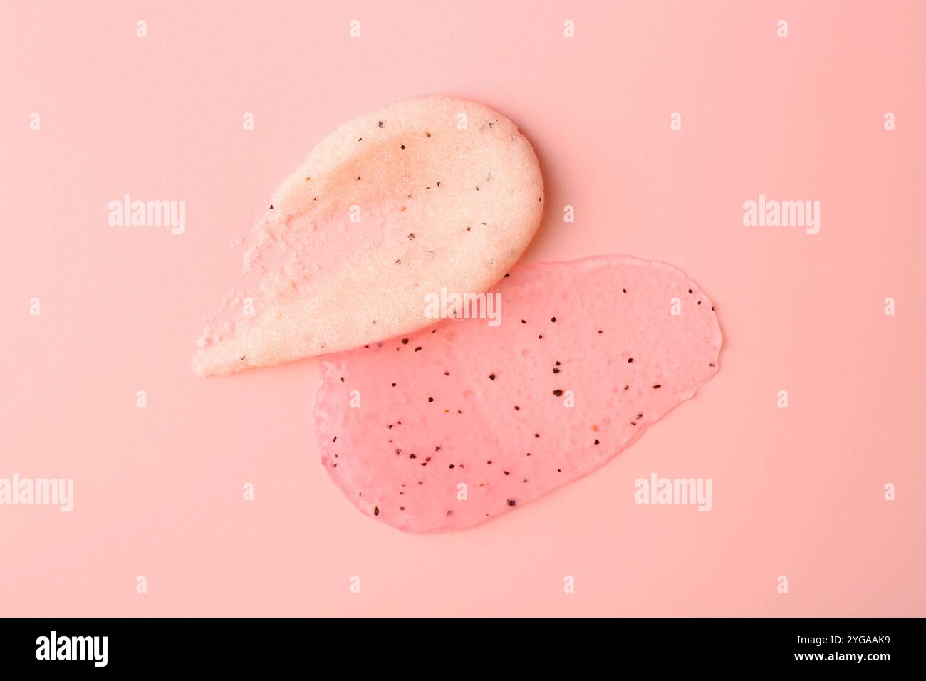 Abstriche von Körperpeelungen auf hellrosa Hintergrund, Draufsicht Stockfoto