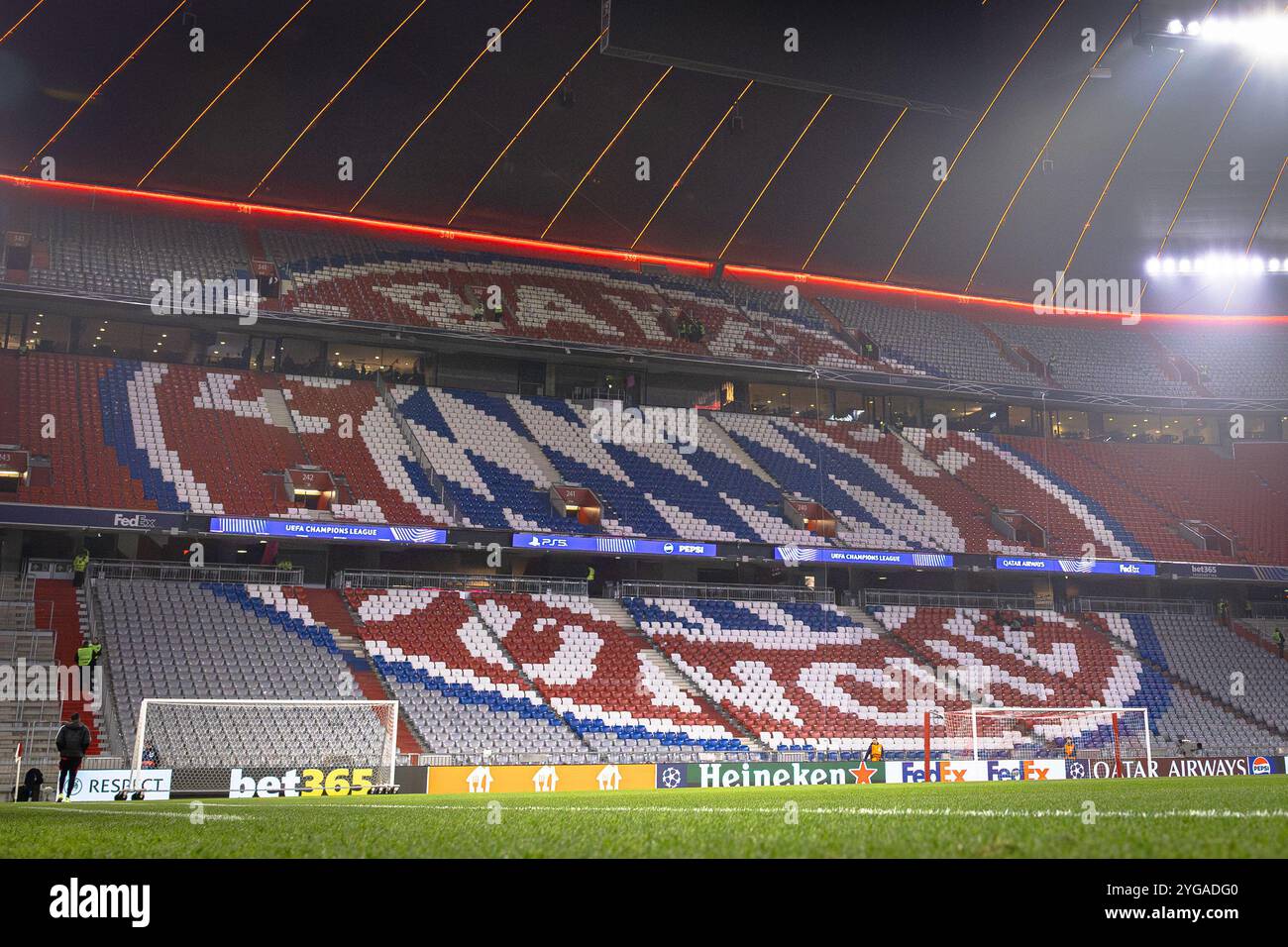 München, 06. November 2024: Stadion des FC Bayern München vor dem UEFA Champions League-Spiel zwischen dem FC Bayern München und Benfica Lissabon in der Allianz Arena in München. Philipp Kresnik (Philipp Kresnik/SPP) Stockfoto