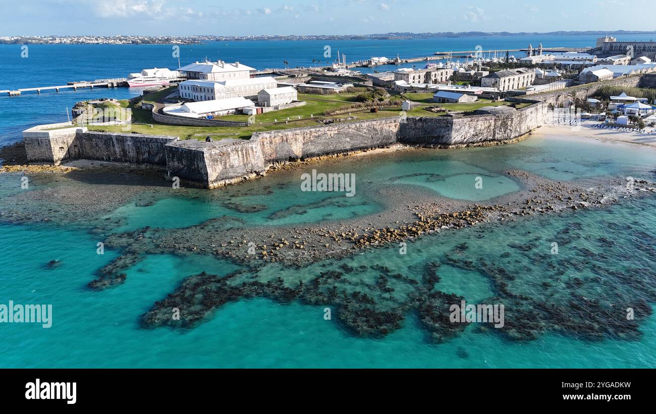 Luftaufnahmen des historischen antiken Forts, das heute das Nationalmuseum von Bermuda ist, wurden mit der DJI Mini 4 Pro Drohne aufgenommen. Stockfoto