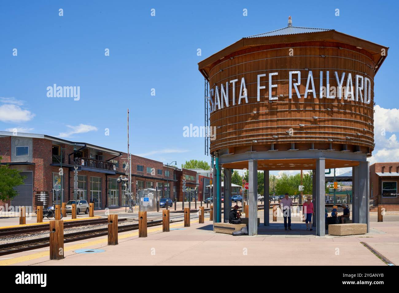 Usa, New Mexico, Santa Fe. Die Santa Fe Railyard bietet Kunst, Restaurants, Einkaufsmöglichkeiten, Live-Aufführungen und einen Bauernmarkt am Samstag. Stockfoto
