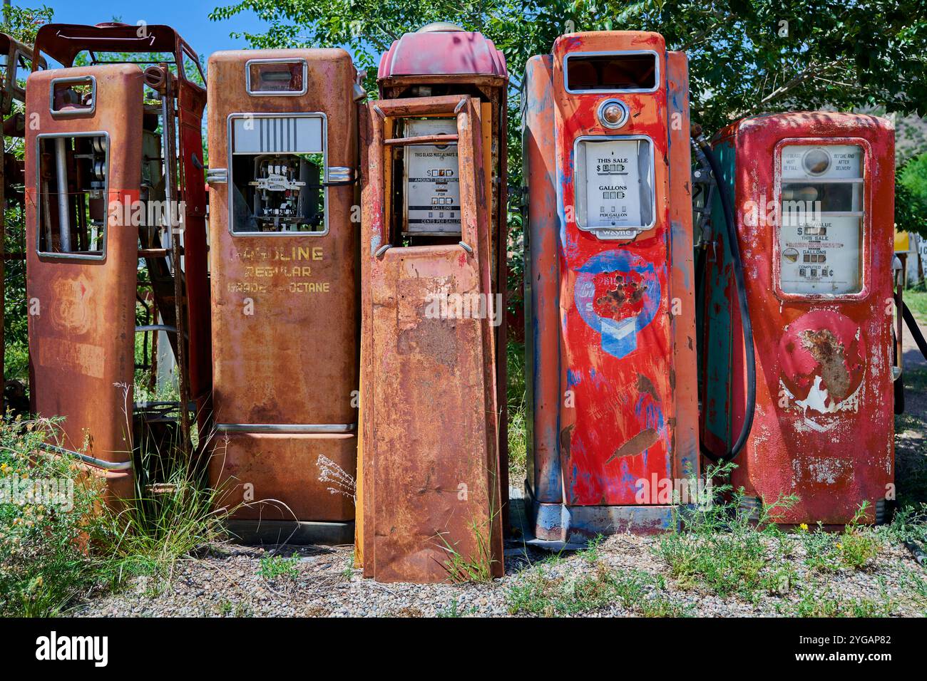 Nordamerika, USA, New Mexico, Bundesstraße 68. Einsame klassische Gaspumpen rosten weg und verfallen in der heißen Sonne von New Mexico. Redaktionelle Verwendung Stockfoto