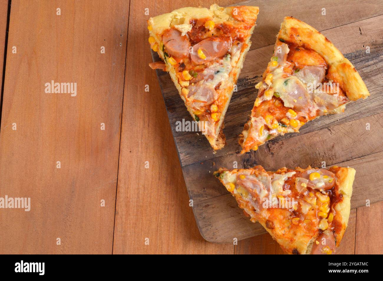 Leckere Stück Pizza an Bord gehackt Stockfoto